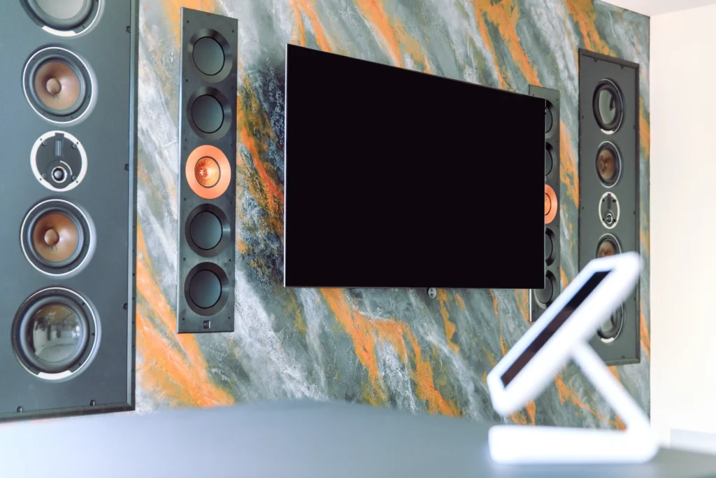 Wand mit TV und KEF